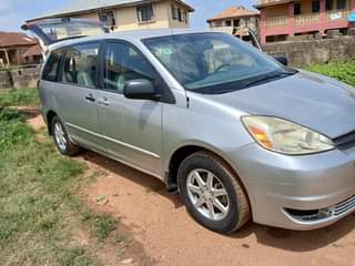 A picture of Toyota Sienna 2005 Toks standard