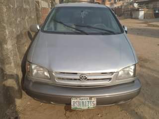 A picture of Toyota sienna 2001 model