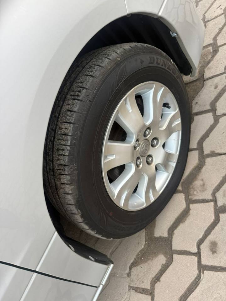 A picture of Toyota alphard 2006
