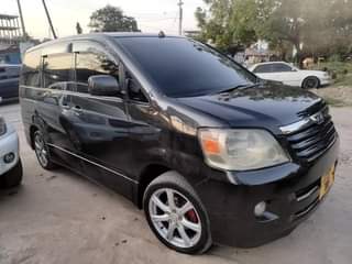 A picture of TOYOTA NOAH