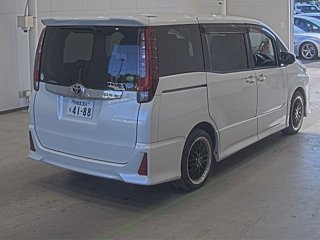 A picture of 2014 Toyota noah