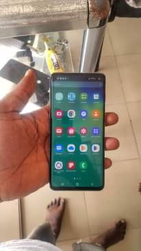 A picture of SAMSUNG S10 PLAIN GB 128 RAM 8 GB