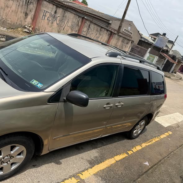 A picture of Toks Standard Toyota Sienna 2007model Going for 5 5m