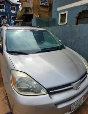 A picture of Toyota Sienna 05 Engine and Gear is perfect Ac needs