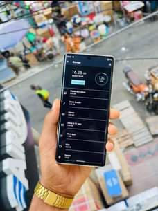 A picture of AQUOS R6