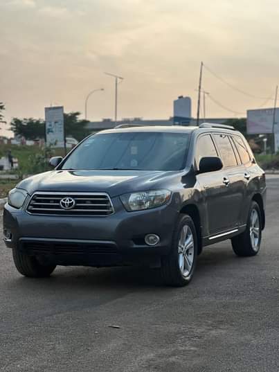 A picture of NEATLY USED 2010 TOYOTA HIGHLANDER