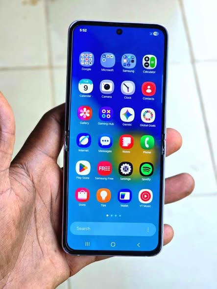 A picture of Samsung Galaxy Z Flip3 5G Phone of 128GB 8GB RAM