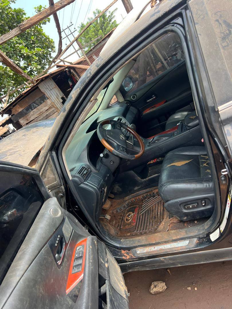 A picture of Gw DEALERS DEAL RX350 2010 2011 model on black interior