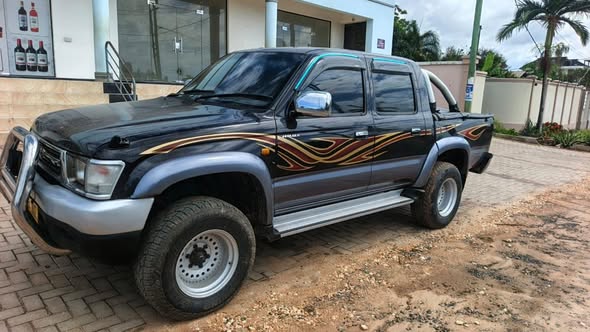 A picture of TOYOTA HILLUX DOUBLE CABIN