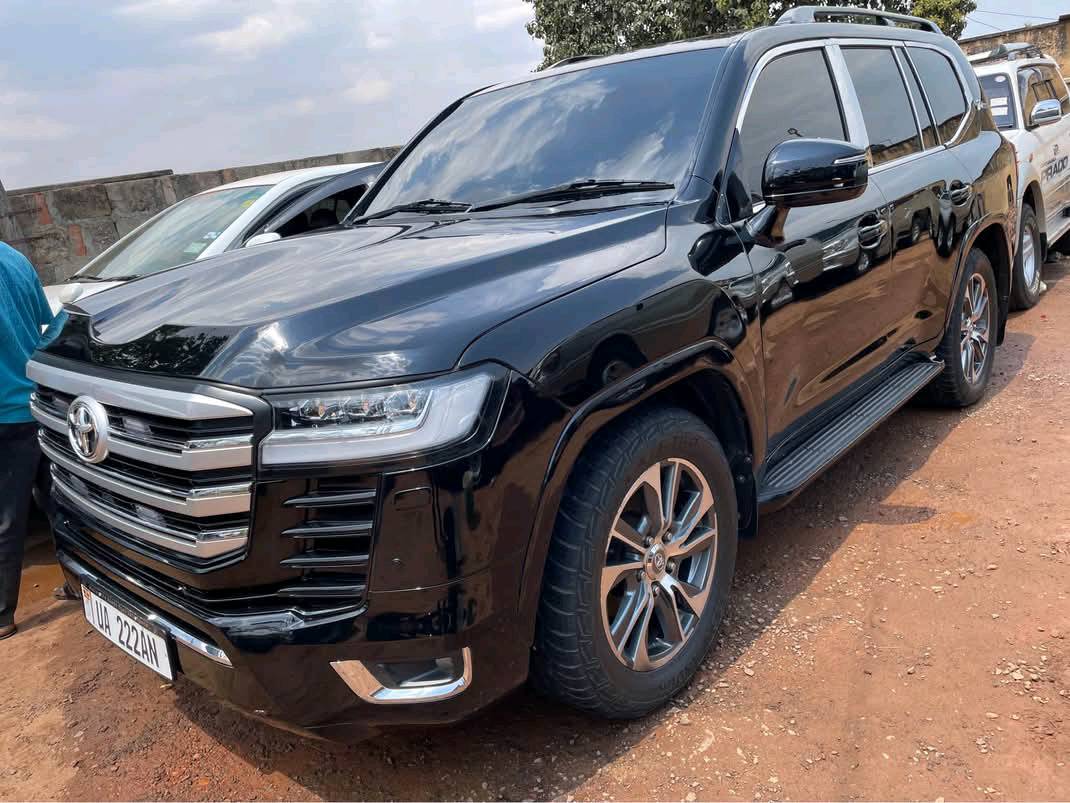A picture of Land Cruiser V8 VX R 2015 facelifted diesel 175M