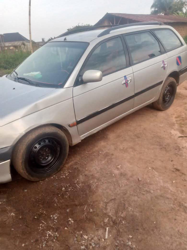 A picture of 2000 2000 avensis
