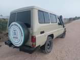 A picture of Toyota land cruiser hardtop nauza million 40 maongezi kwenye gari
