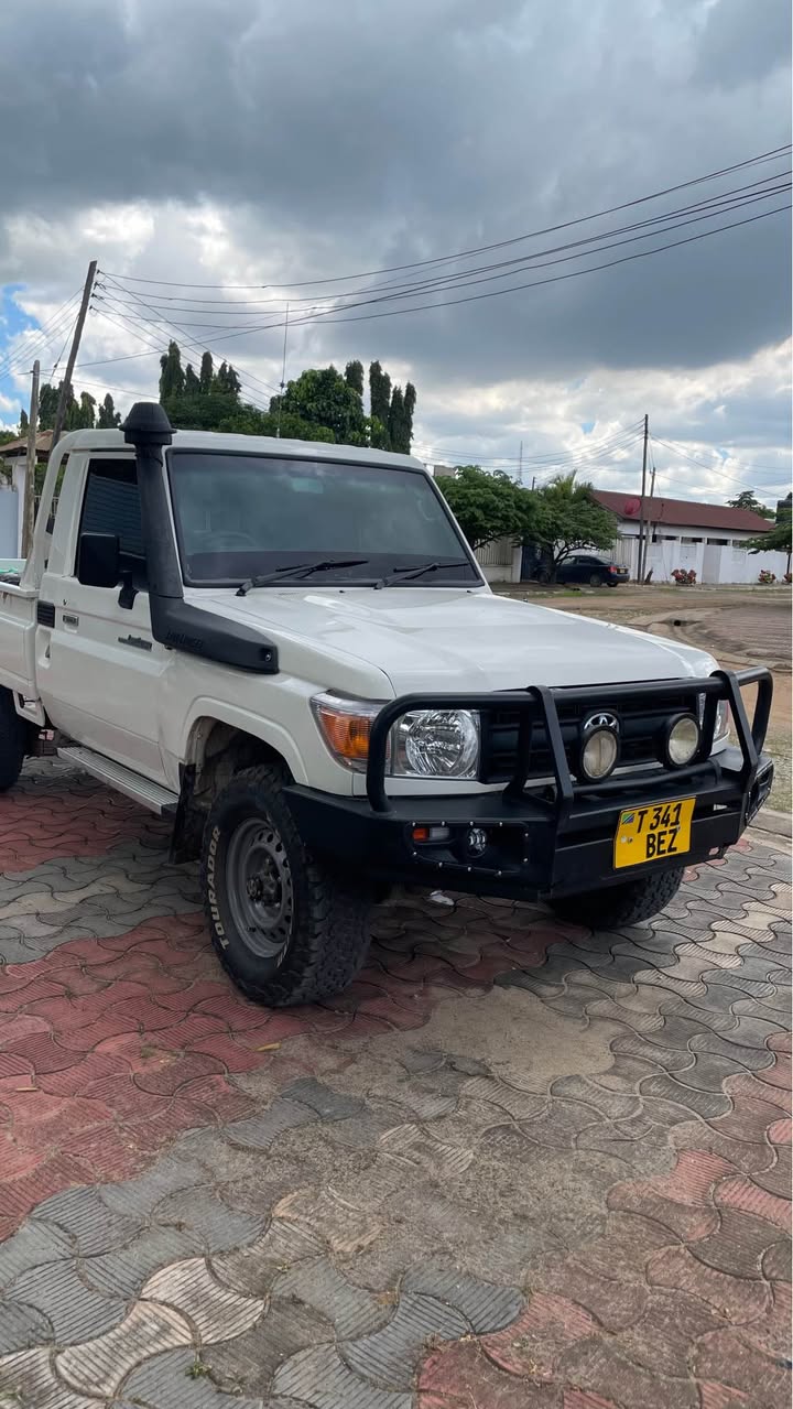 A picture of Land cruiser pick up Dashboard kubwa 1hz