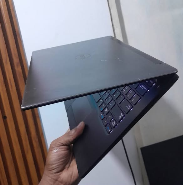 A picture of Touchscreen slim laptop dell m5