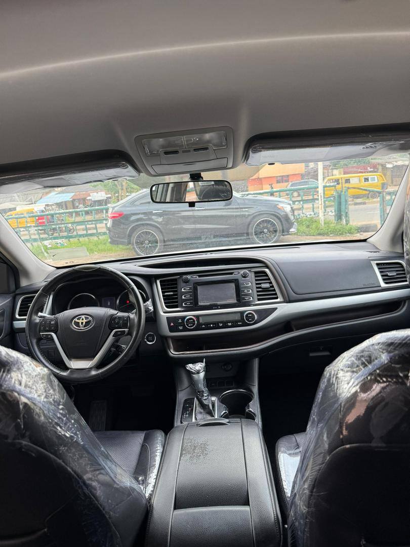 A picture of DISTRESS SALE OF FOREIGN USED 2015 TOYOTA HIGHLANDER XLE FULL