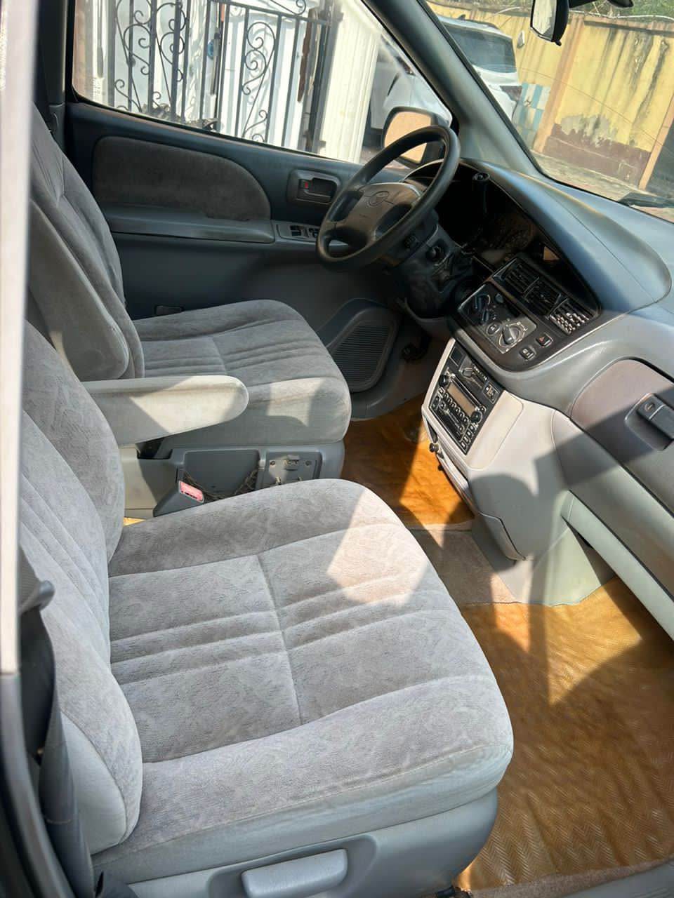 A picture of Toyota Siena 2000