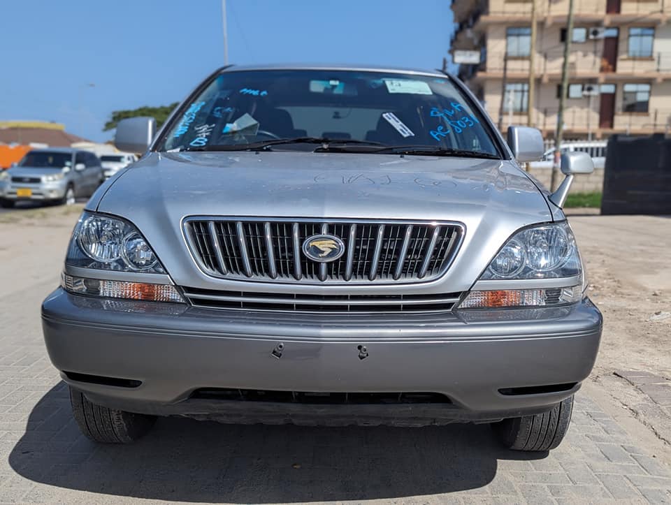 A picture of TOYOTA HARRIER OLD 0655103053