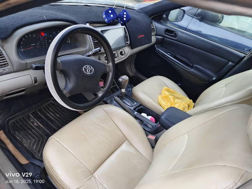 A picture of awoof Toyota Camry 2004 model engine gear ac android screen