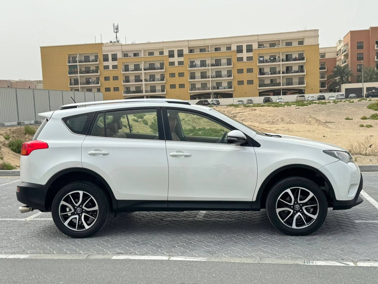 A picture of Toyota Rav4 2013 gcc v4 cylinder cylinder watsapp 971551513562