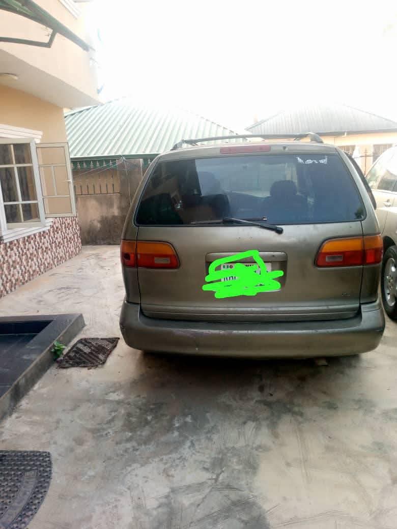 A picture of 2000 Toyota sienna 2000 model 2000