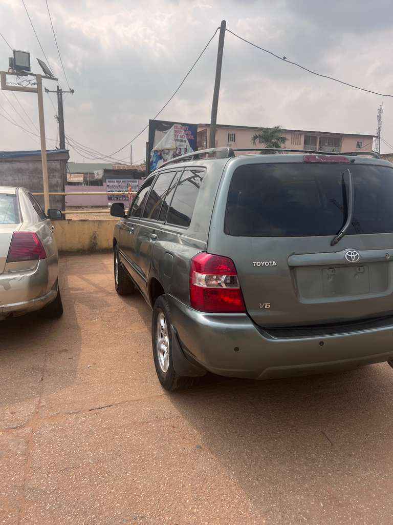 A picture of 2005 Toyota highlander