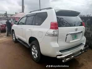 A picture of highest grade land cruiser parado 2010 model direct Tokumbo standard