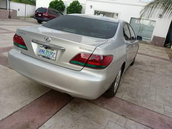 A picture of Highest grade Lexus ES 330 05 model Everything is intact