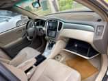 A picture of This is Toyota Highlander 2005 model 3 row seats engine