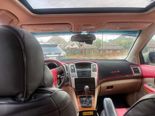 A picture of Neatly first used Lexus Rx330 2005 model with leather interior