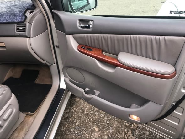 A picture of Toyota sienna few months used for sale price 9 5m