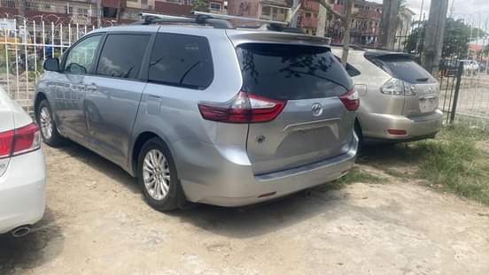 A picture of TOYOTA SIENNA 2016