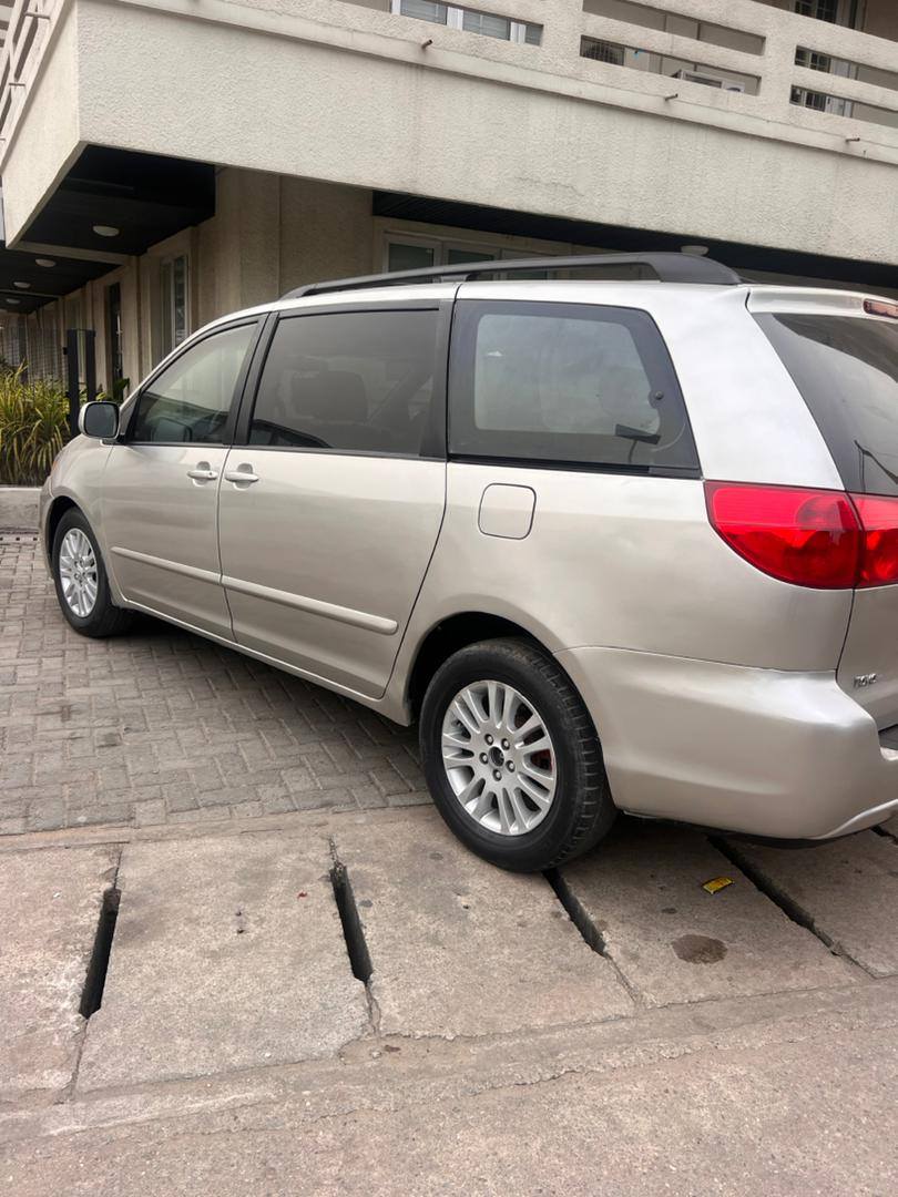 A picture of Toyota sienna 2007 model xle first user 2GR engine