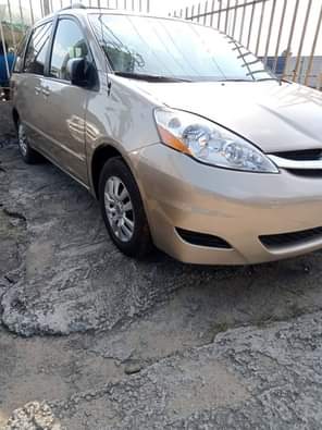 A picture of Toyota sienna 2008 for sale full option price 4 5m