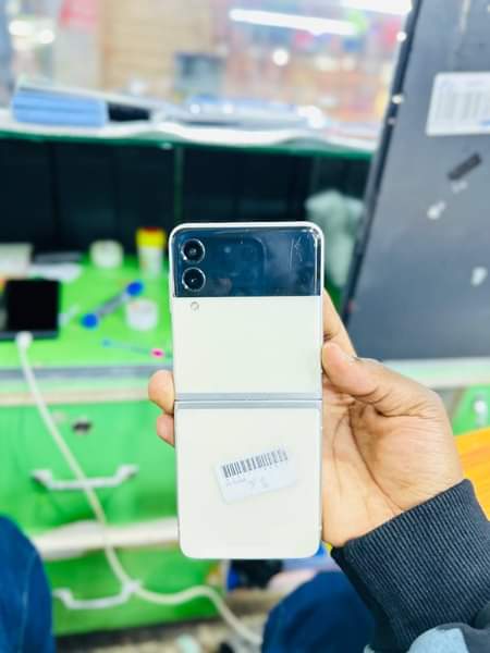 A picture of LSAMSUNG Z FLIP 3 128GB 12GB RAM wa me 256701906341