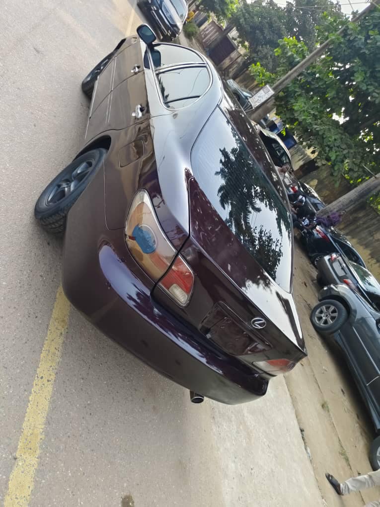 A picture of awoof Lexus ES