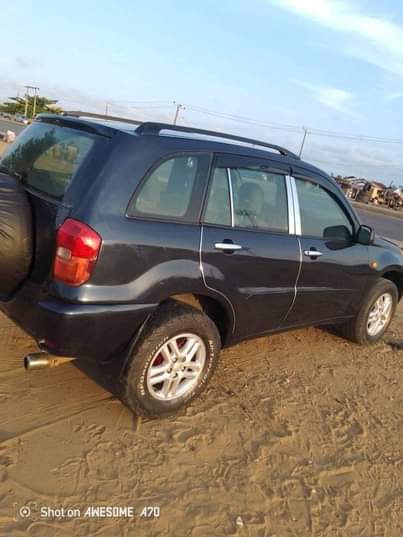 A picture of 2004 TOYOTA RAV 4 CORRECT VIBE
