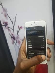 A picture of iphone 7g 32gb hold