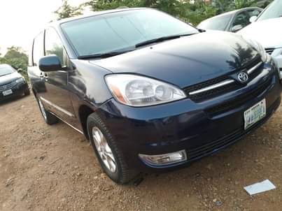 A picture of Toyota sienna 05 model