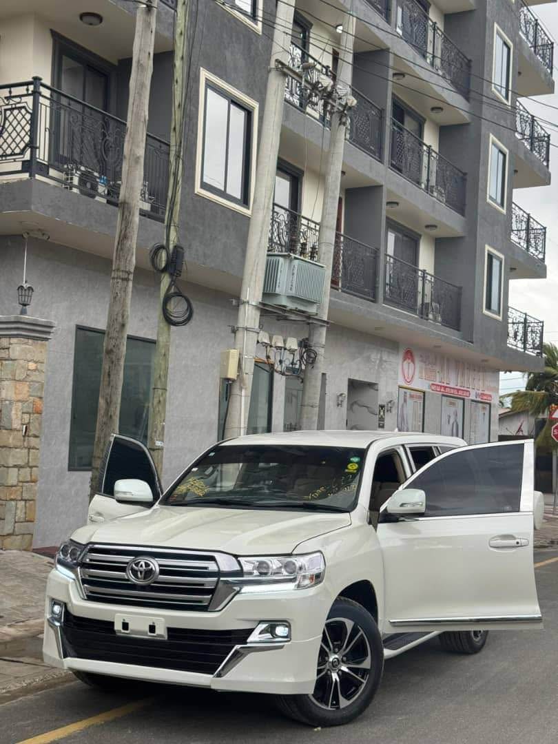 A picture of Toyota land cruise v8