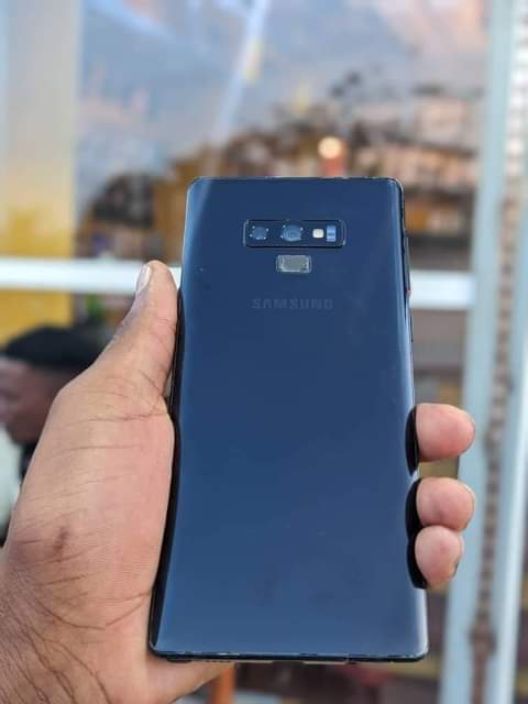 A picture of Samsung note 9