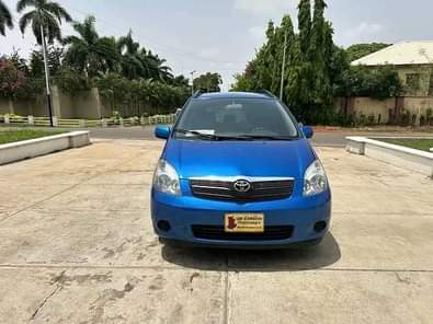 A picture of Clean used 4 cylinder Toyota corolla verso 2005 model with