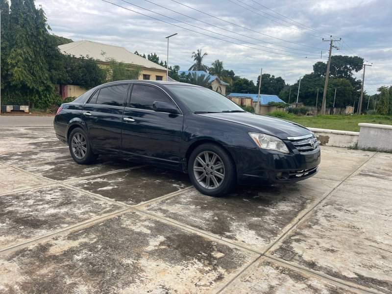 A picture of NEATLY USED TOYOTA AVALON LIMITED 2006 MODEL KEYLESS WITH ORIGINAL