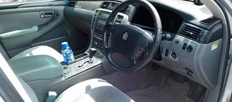 A picture of Toyota crown roy