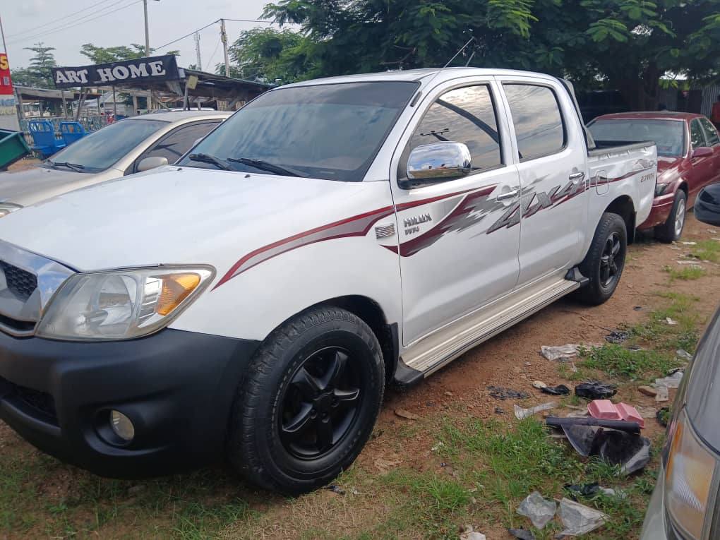 A picture of Toyota Hilux low frame