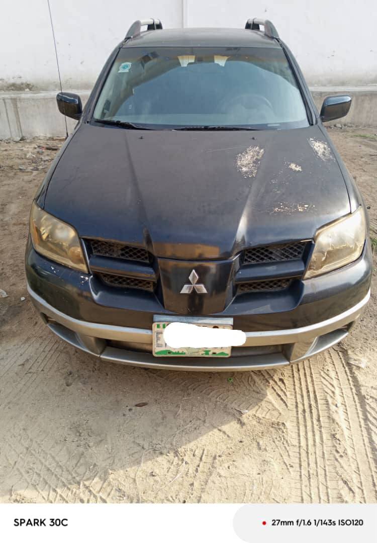 A picture of Mitsubishi Outlander 2002 model Complete first body Every thing is