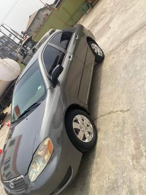 A picture of 05 Toyota Corolla LE
