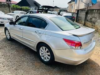 A picture of 010 Honda Accord