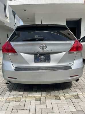 A picture of 2010 Toyota venza fullest option with double Panoramic Thumb start