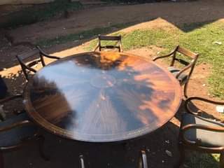 A picture of Dinning set