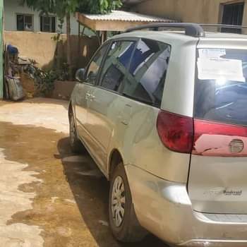 A picture of Toyota sienna 06 engine Tapping little